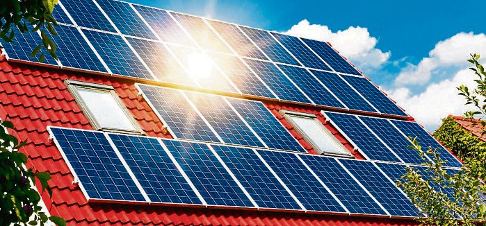 Erneuerbaren Energien gehört die Zukunft. Die Investition in eine private Photovoltaikanlage können Hausbesitzer gegen Schäden und Ausfall absichern. Fotos: djd/Waldenburger Versicherung/Getty Images/iStockphoto/fotojog