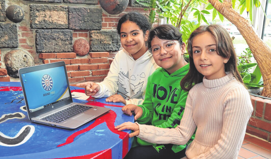 Strahlende Gesichter: Auch Riham, Tuka und Layan aus Syrien werden die Laptops nutzen können (von links).
