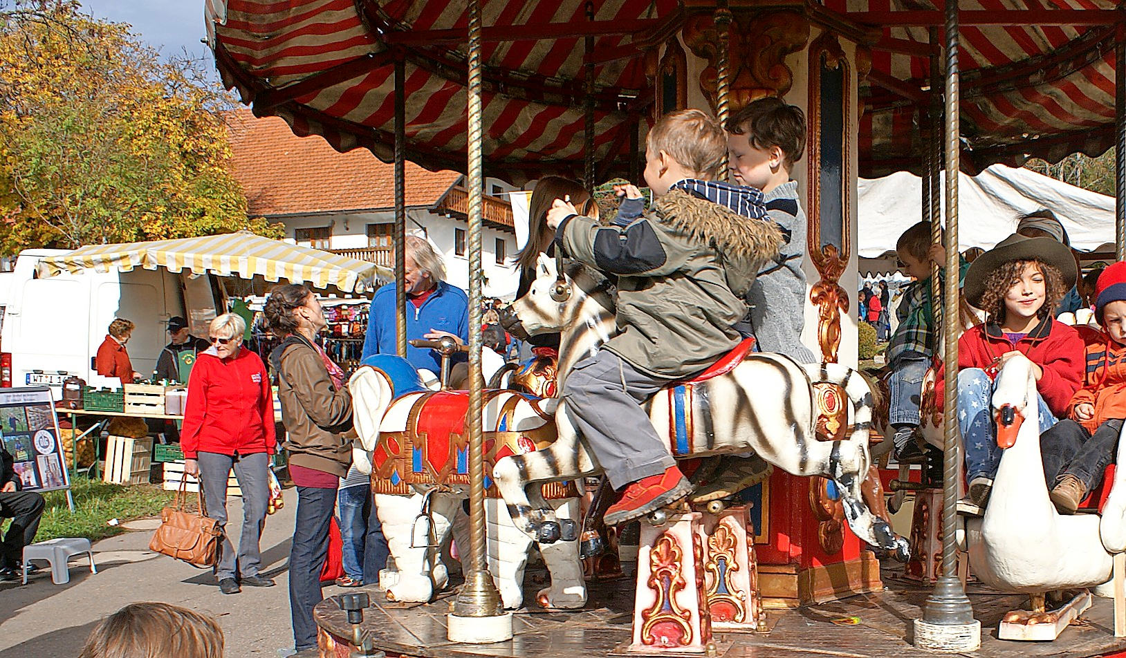 Auf die Kinder warten wieder Karussellfahrten. FOTO: W. PROBST