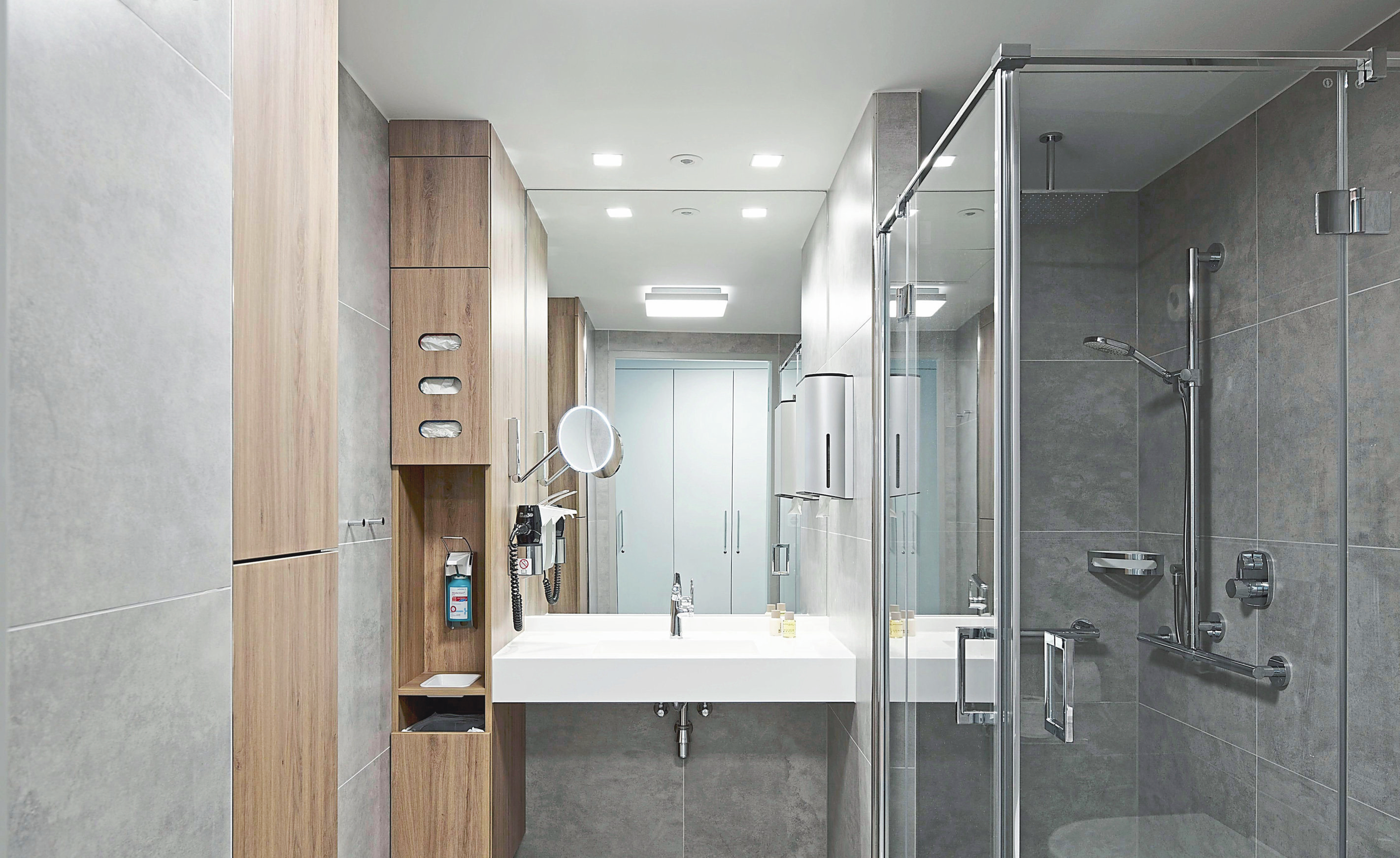 Die großzügigen Badezimmer bieten echten Wohlfühlkomfort: Die bodentiefen Duschen sind mit Rainshower-Element ausgestattet. Neben Dusch- und Waschsets und dem kuscheligen Bademantel liegen hochwertige Frottier-Hand und -Badetücher bereit.