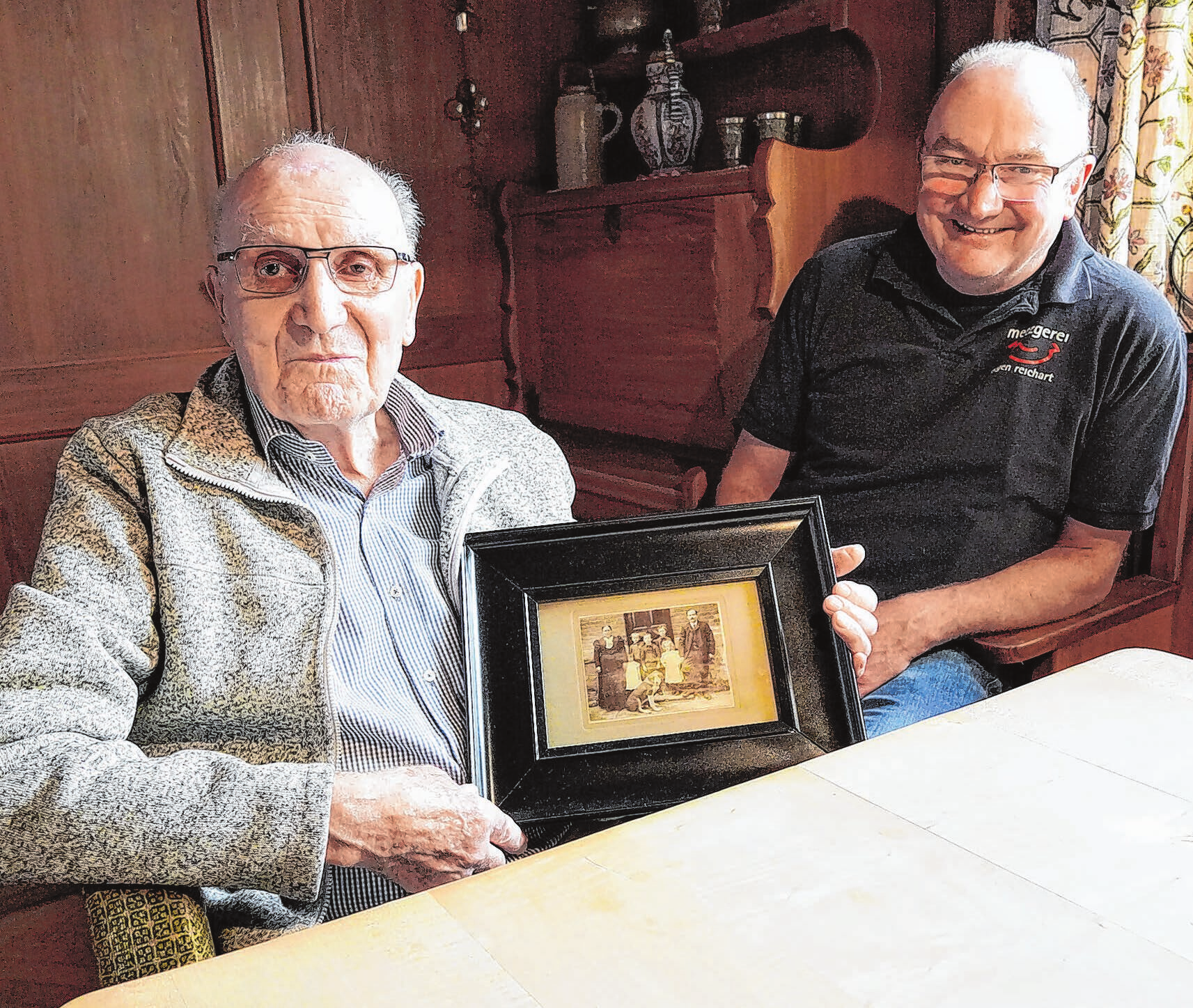 Eugen Reichart senior (links) freut sich, dass sein Sohn die Familientradition fortführt und die Metzgerei in der Stuttgarter Straße am Laufen hält. Fotos: Brigitte Scheiffele