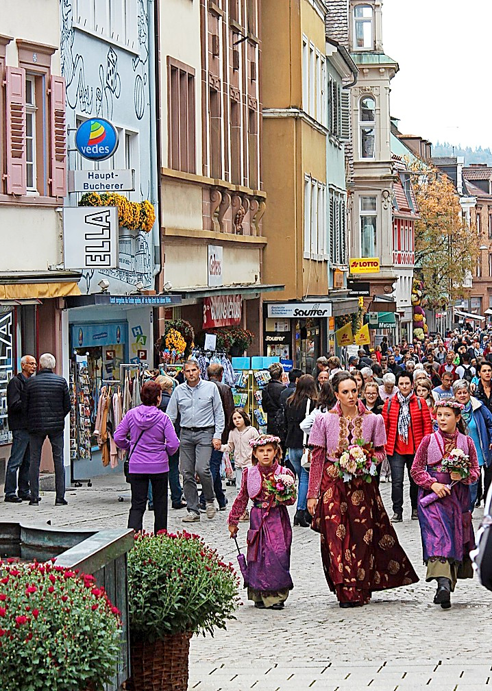 <b>Es brummt zur Chrysanthema in der Innenstadt, der ansässige Handel reagiert mit erweiterten Öffnungszeiten.</b>