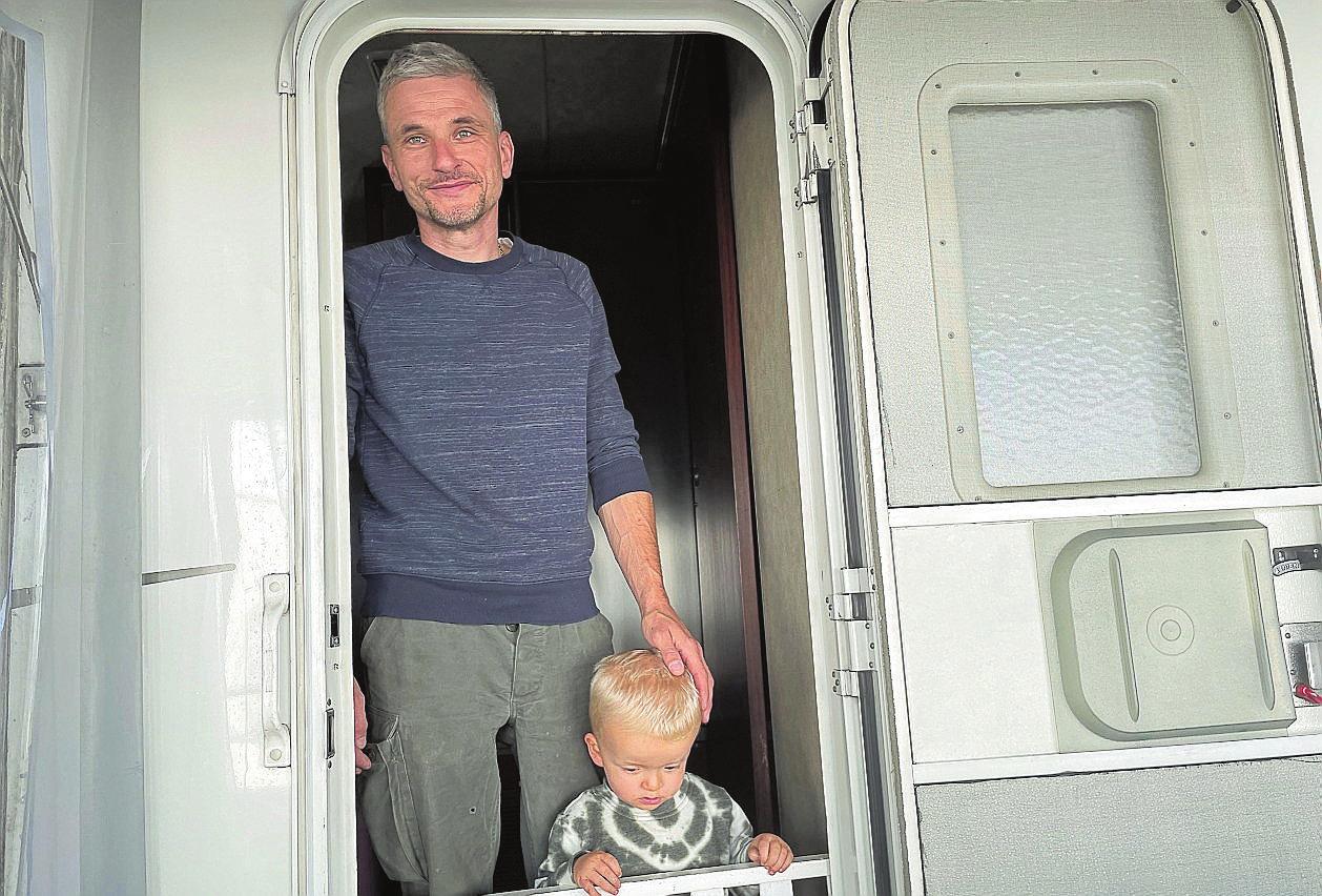 Schausteller Timo Röber mit seinem jüngsten Sohn Mason. Obwohl die Familie eng zusammenlebt, können sich die Mitglieder kein anderes Leben vorstellen. FOTO HECKENKAMP