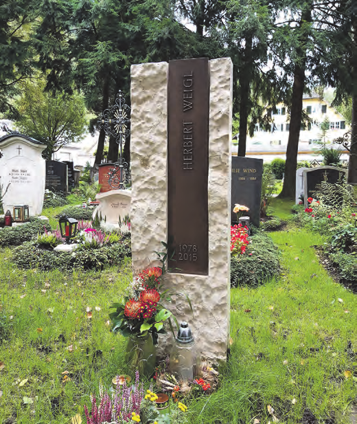 Das Grabmal WEIGL – WASSER AUS SALZBURG erhielt eine Anerkennung beim Grabmalpreis 2022 und wurde von Steinmetzmeister Raimund Fuchs aus Bergheim bei Salzburg gestaltet. © Raimund Fuchs