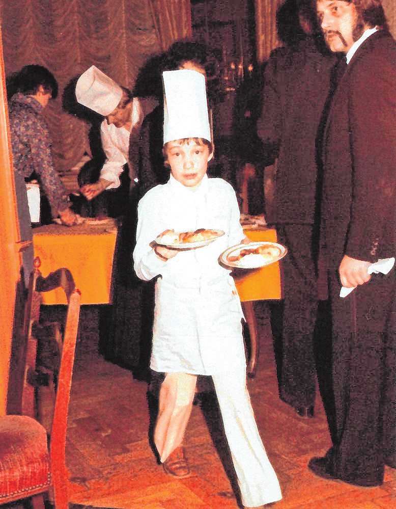 Schon als Kind lemte der kleine Alexander, wie man Kunden in einem Restaurant stilvoll und mit Niveau bedient. BILD: PRIVAT