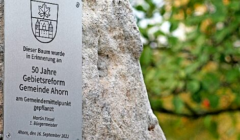 Im Ortsteil Schafhof, dem geografischen Mittelpunkt der Gemeinde Ahorn wird seit einigen Wochen mit einem Baum samt Gedenktafel an die Gebietsreform vor 50 Jahren erinnert. FOTO: JOHANNES HÖLLEIN