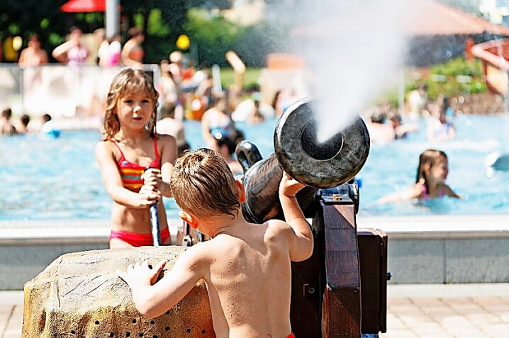 Im sommerlichen Grün lädt das Freibad Märchenbad" mit Kiosk-Betrieb zum Sonnen, Schwimmen, Wellenrutschen und Volleyball-Spielen auf den Spielplatz und in das Erlebnisbecken ein. FOTO: STADT NEUSTADT