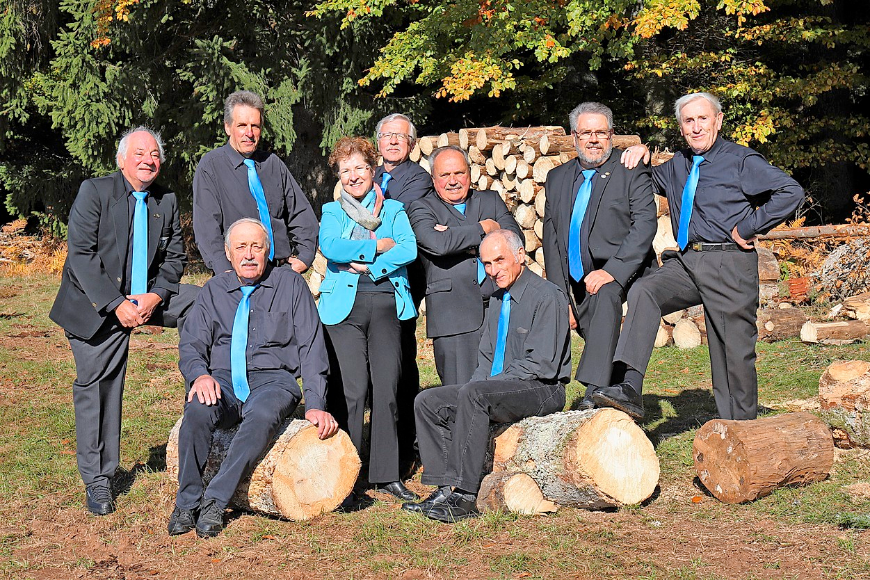 Klein aber fein: Der Männerchor mit Dirigentin Claudia Moser. FOTO: GESANGVEREIN