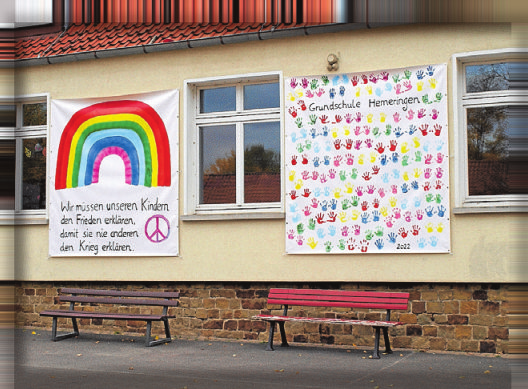 Die Schüler und Lehrer der Grundschule Hemeringen haben eine klare Friedensbotschaft. Foto: ul
