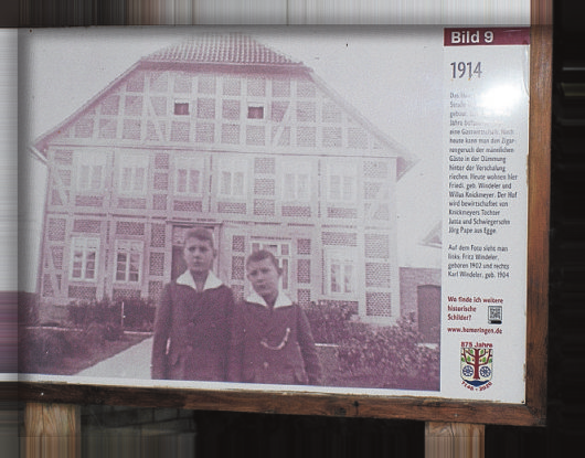 Die Infotafel zum Haus von Willi Knickmeyer, hier genannt Willus, um ihn von seinem gleichnamigen Vater unterscheiden zu können. Foto: ul