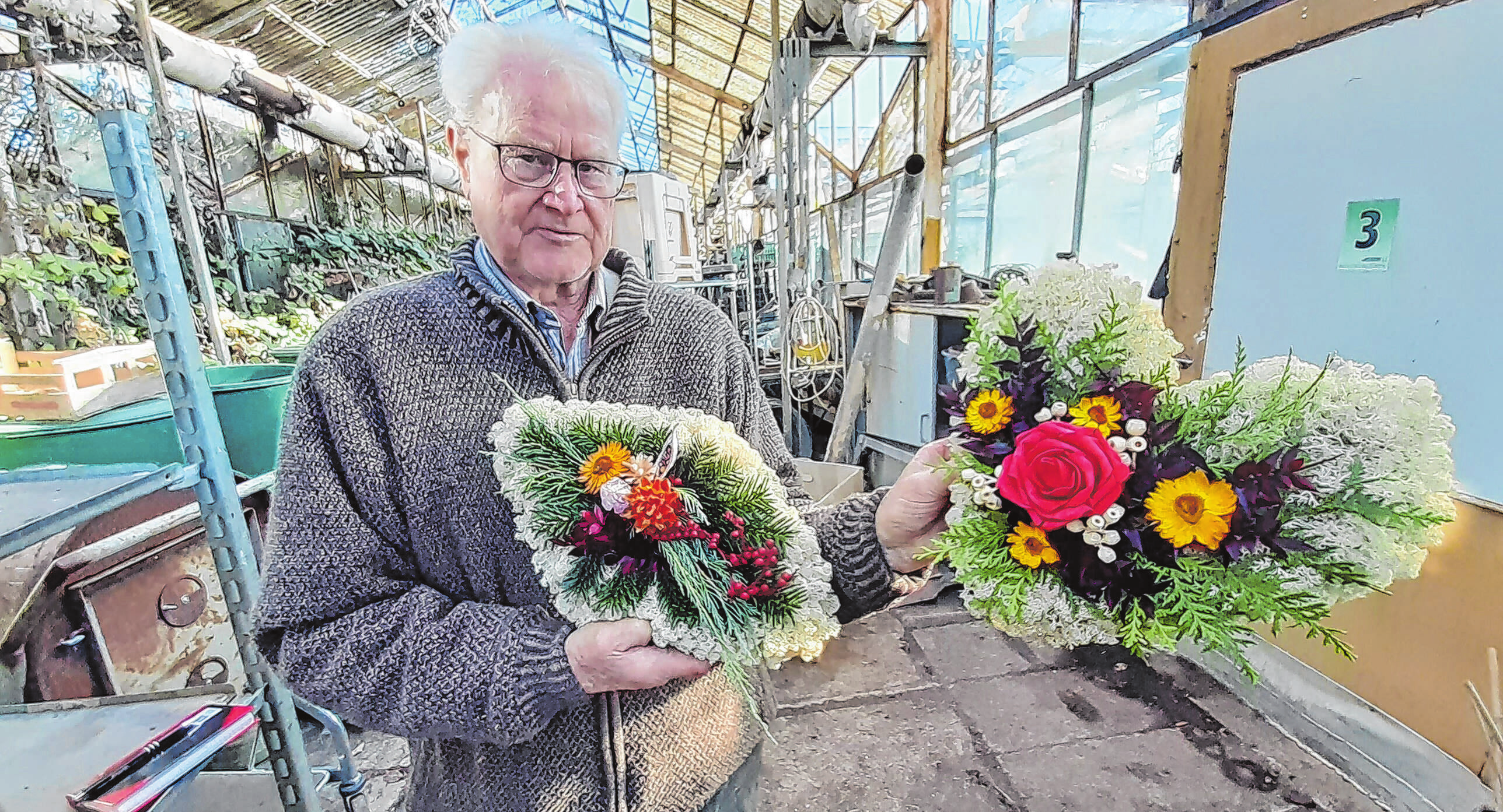 Berthold Arndt zeigt zwei von vielen Moossachen, die die Kietzer Gärtner gebunden haben.