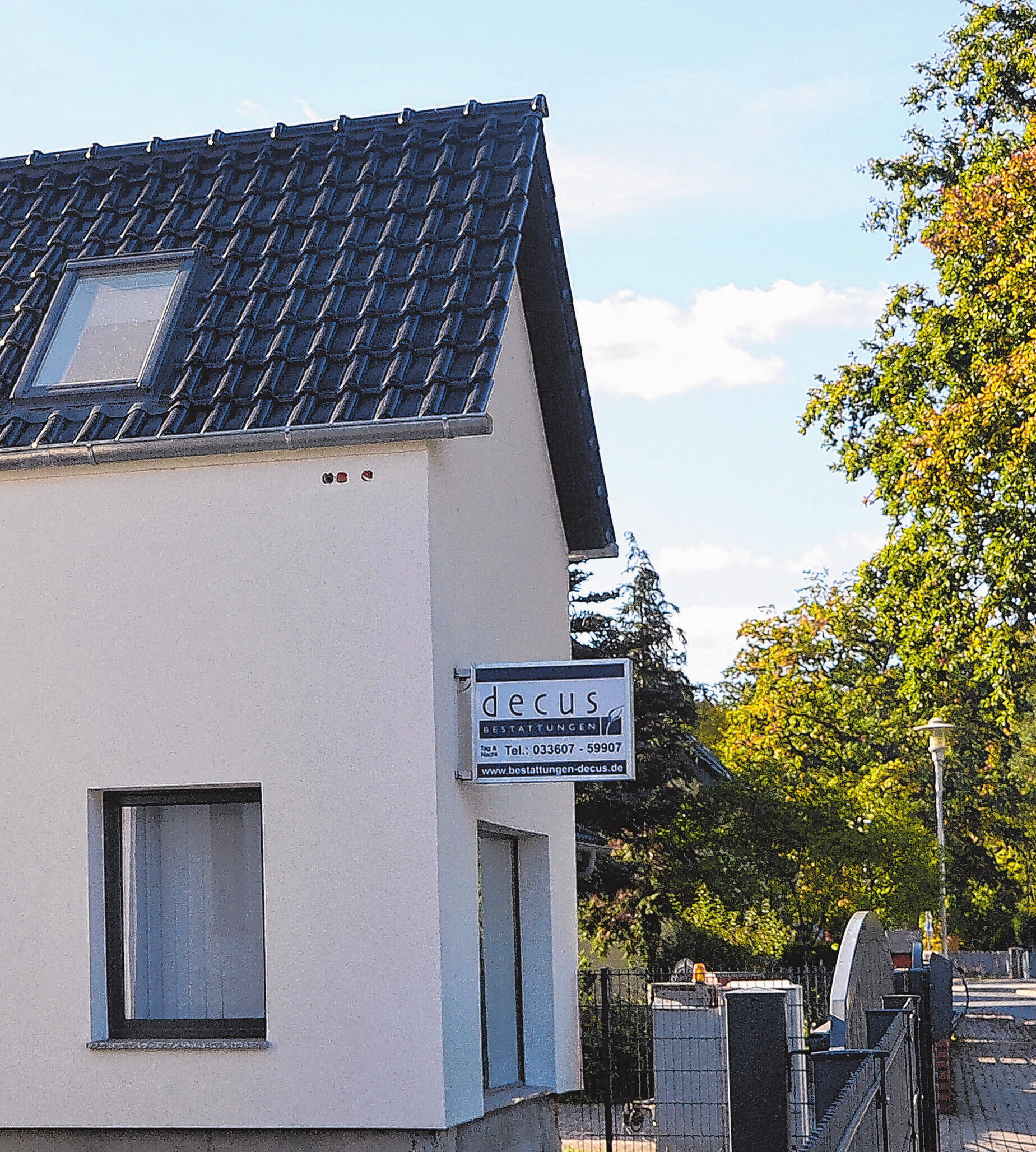 Das Büro der decus Bestattungen befindet sich unweit der Sparkasse.