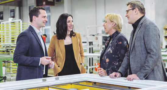 Links: Ernestine und Ernst Speiser (rechts) übergaben 2020 die Geschäftsführung an Julia Speiser und Sebastian Ganthaler. Foto: ENTHOLZER Fenster und Türen