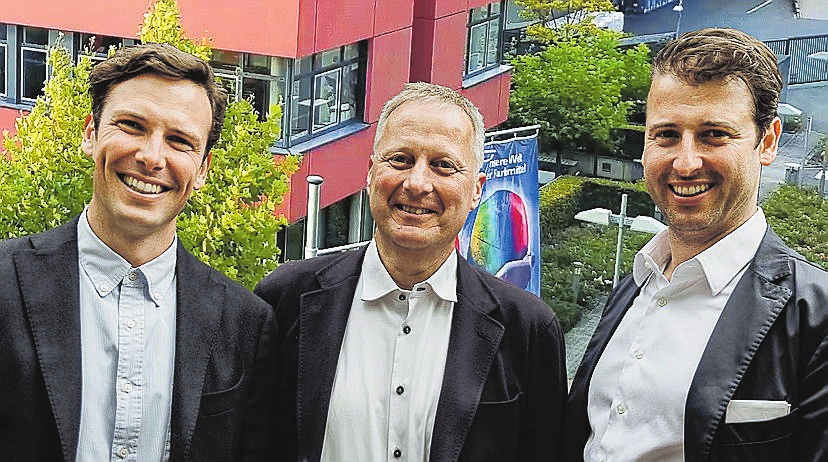 Die drei Scholz-Geschäftsführer präsentieren sich vor dem Verwaltungssitz: (v.l.) Dennis Scholz, Heinrich Stöcker und Gregor Scholz.