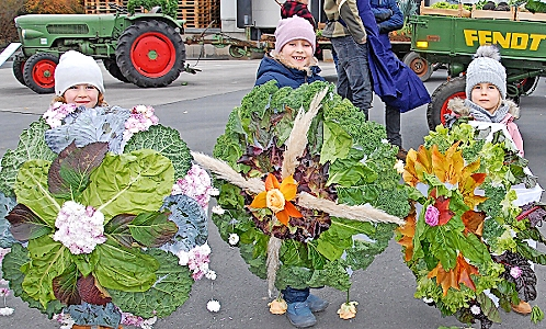 Gemüse spielt in Albertshofen eine große Rolle - auch beim Kirchweihumzug. Wie man sieht, ist dabei auch der Nachwuchs schon gut eingespannt. FOTO: HARTMUT HEß