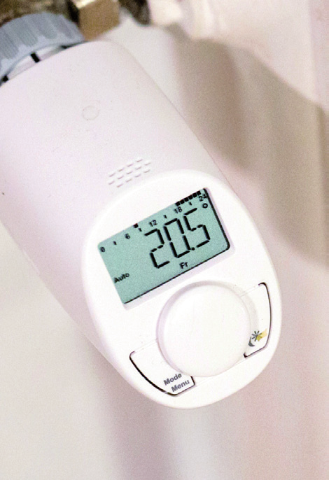 Wie warm muss es sein? Experten raten zu gut 20 Grad Temperatur für die Wohnräume. Foto: KAROLIN  KRÄMER/DPA-MAG