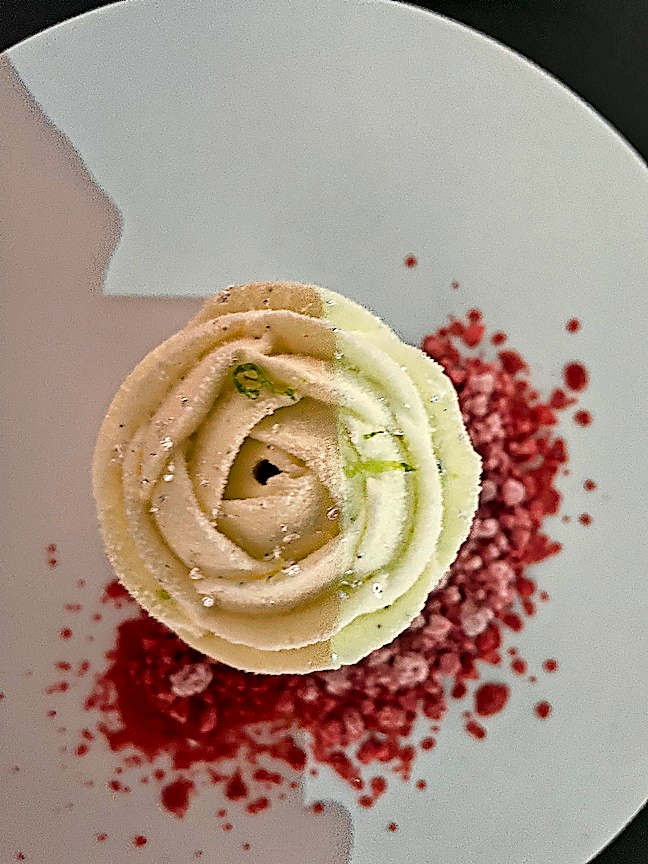 Süßer Abschluss: Dessert in Form einer Rose FOTO: JÜRGEN RUF