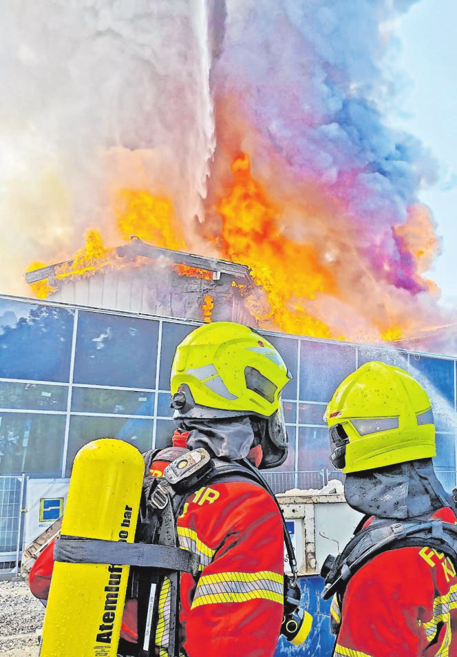 Gut eine Stunde nach Ausbruch des Brandes wurde klar: Hier ist nichts mehr zu retten. Foto: bjö