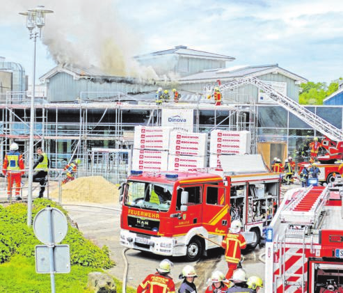 Zu diesem frühen Zeitpunkt des Brandes schien die Stadthalle noch nicht verloren. Foto: bjö