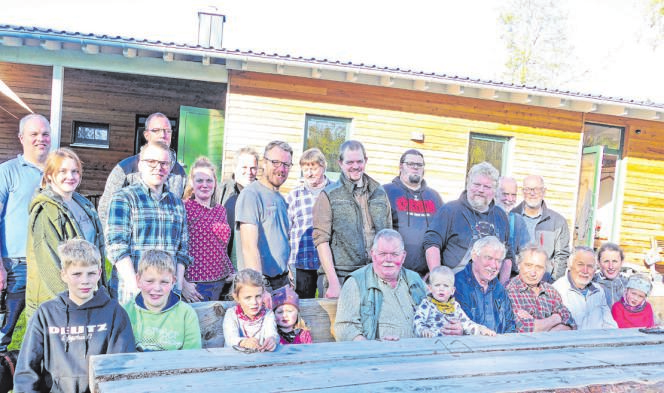 In der Waldgenossenschaft Stendenbach Generationen Hand in Hand zusammen. arbeiten mehrere