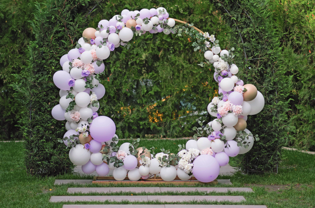 Ballongirlanden mit Blumenschmuck sind DER neue Partytrend. Sie eignen sich auch wunderbar für eine Fotosession. Foto: mcoitoru/123RF