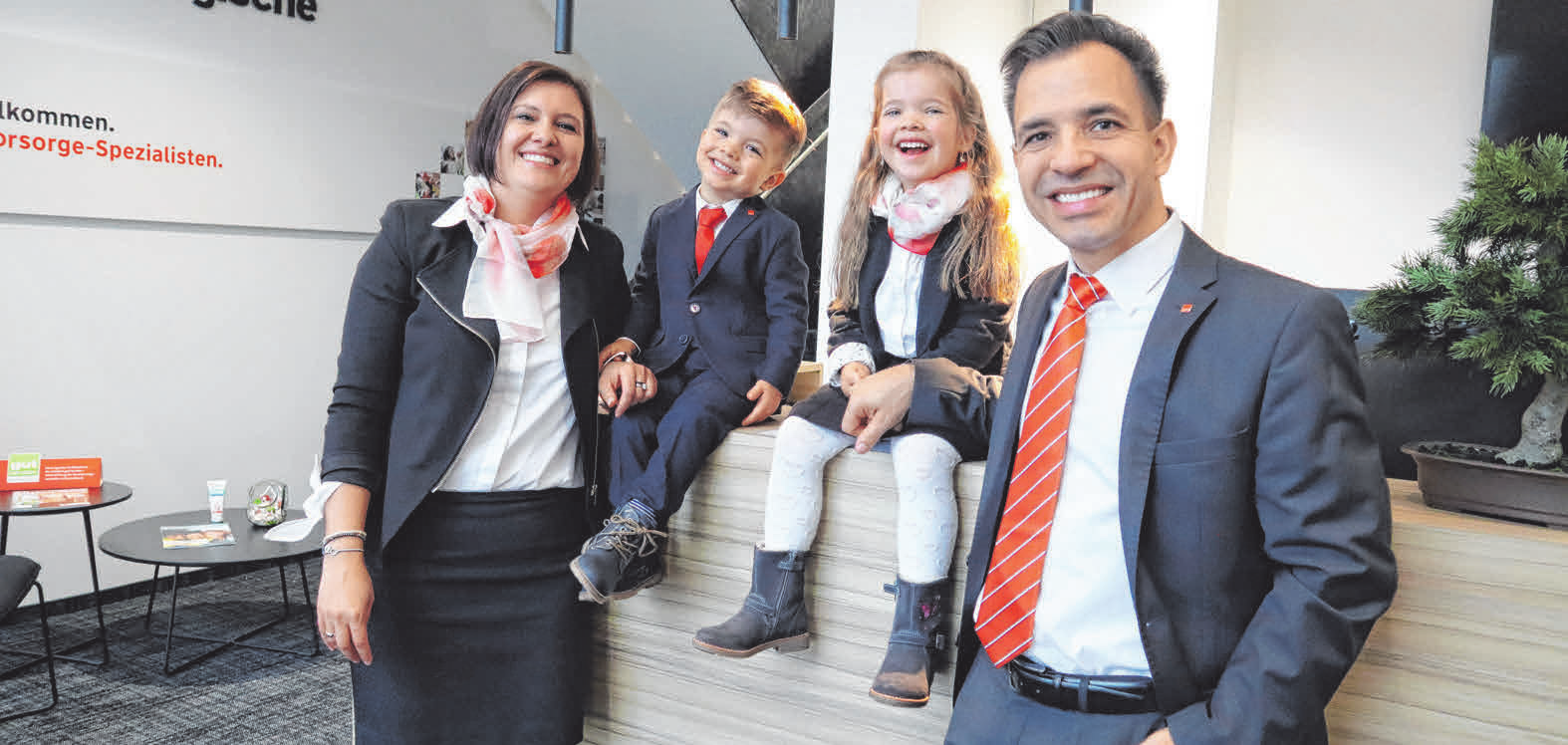 Auch Leno und Leana dürfen mit ihren Eltern Melanie und Jürgen Rohmer aufs Foto und strahlen um die Wette.