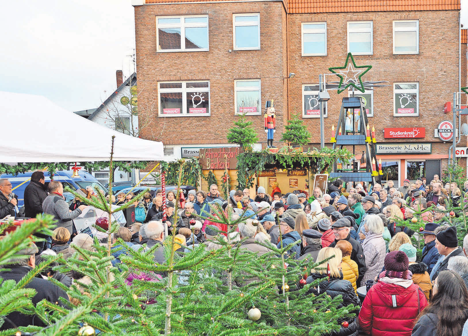Bisher keine Coronaauflagen: Bei der Ziehung der Gewinnerinnen und Gewinner der Weihnachtsverlosung am Thie dürfen wieder alle live dabei sein. Foto: Archiv des Stadtmarketingvereins ,,Unser Barsinghausen"