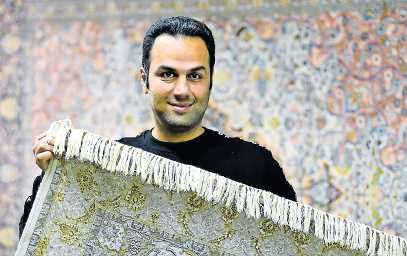 War schon als Kind mit seinem Vater auf den Basaren in Persien unterwegs: Teppichhändler Mohammad Dolatkhah. FOTO: J. M. KÖNIG