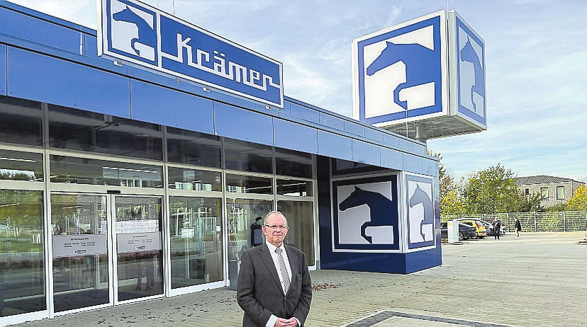 Frank Schmeckenbecher steht vor dem neuen ,,Krämer Mega Store" in Schermbeck.