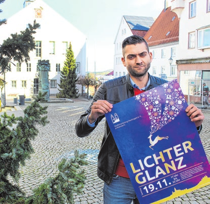 Jan Gnoth vom Stadtmarketing-Verein bewirbt „Hechingen im Lichterglanz“. Foto: Hardy Kromer