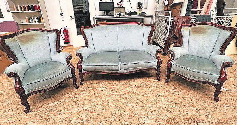 Nur wenig majestätisch präsentierten sich das Sofa und die zwei von Andreas Sessel, bevor sie in die Polstermöbel-Werkstätten Geschier nach Ahrweiler kamen.