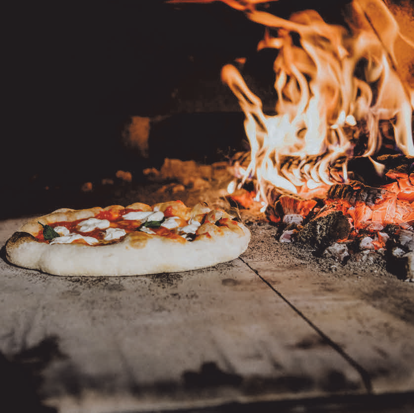 Eine Pizza im Holzbackofen lässt einem das Wasser im Mund zusammenlaufen.