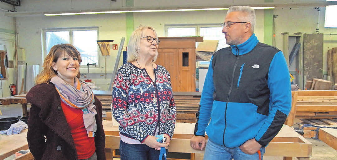 Oft im Austausch: Kathrin Teworte (li.) und Ines Glindemann von der BQL beraten sich in der Werkstatt mit Sebastian Ledzianowski (Jugendberufsagentur Lübeck).