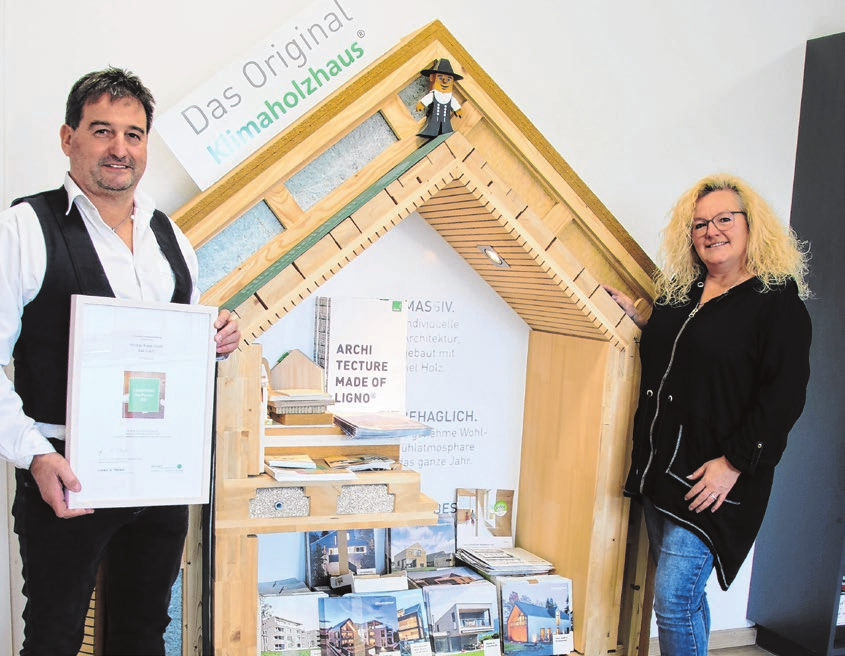 Holzbau Ruess ist seit Jahren Netzwerkpartner von Lignotrend Klimaholzhaus: Armin und Birgit Ruess vor einem Modell.