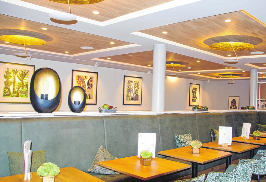 Einladendes Ambiente im Restaurantbereich - mit HAP Grieshaber-Werken und Blattgold-Leuchten.