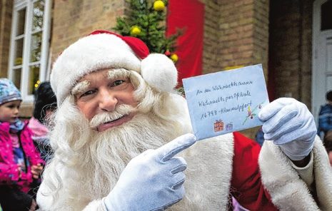 Der Weihnachtsmann beantwortet Briefe. Foto: Archiv