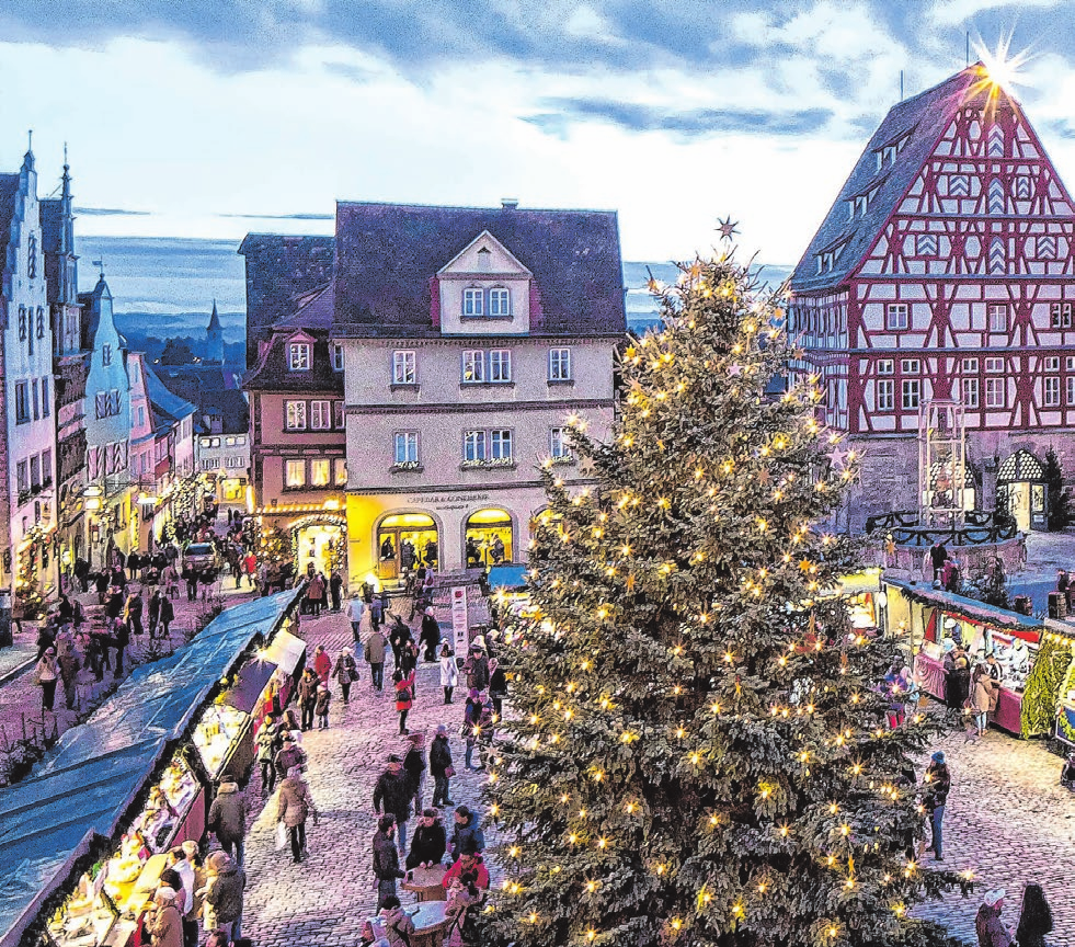 Ein großer Weihnachtsbaum und die romantische Kulisse locken zum Reiterlesmarkt nach Rothenburg, Foto: Tourismus Service/W. Pfitzinger