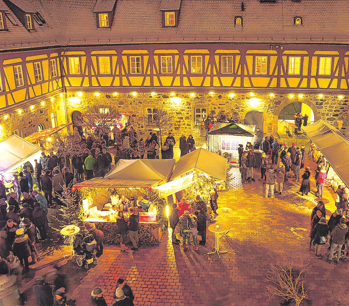 Im schönen Schlosshof findet der heimelige Weihnachtsmarkt in Michelbach/Bilz statt. Foto:Archiv/ESZM