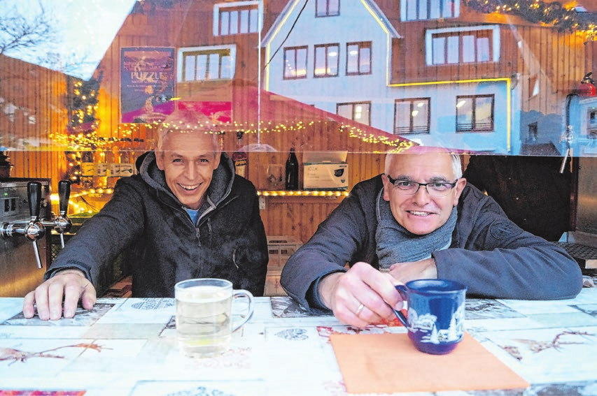 Ein weihnachtliches ,,Prost“ von den Söflingern Martin Molfenter und Mark-Steffen Voelk.