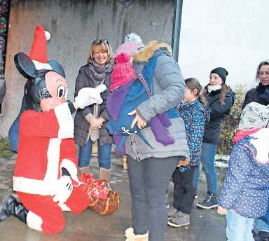 Beschert die Kinder auf dem Fußgönheimer Weihnachtsmarkt: die Weihnachtsmaus. FOTO: SCHULZ/FREI
