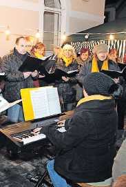 ,,Weihnachtsstimmung" der Sunshine Singers vor dem Rathaus: Dieses Jahr lädt der Chor zur Waldweihnacht. FOTO: KRAUS