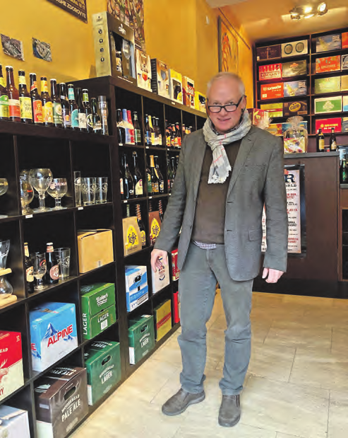 Vitali Kuschkin bietet Biere aus aller Welt an.