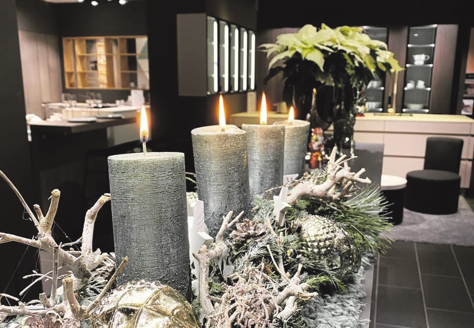 Das kompetente Beratungs- und Schreiner-Team des Küchenatelier Weißenstein freut sich auf viele Besucher am Tag der offenen Tür, die sich in weihnachtlicher Atmosphäre von frischen Ideen und einer großen Auswahl inspirieren lassen können.