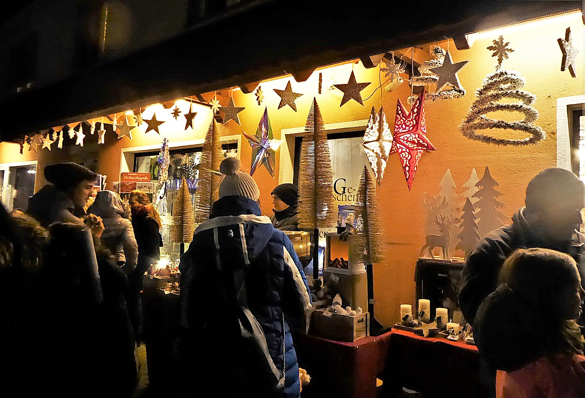 Allerlei Weihnachtliches haben die verschiedenen Stände auf dem Christkindlemarkt im Angebot. FOTO: HANS JÜRGEN KUGLER