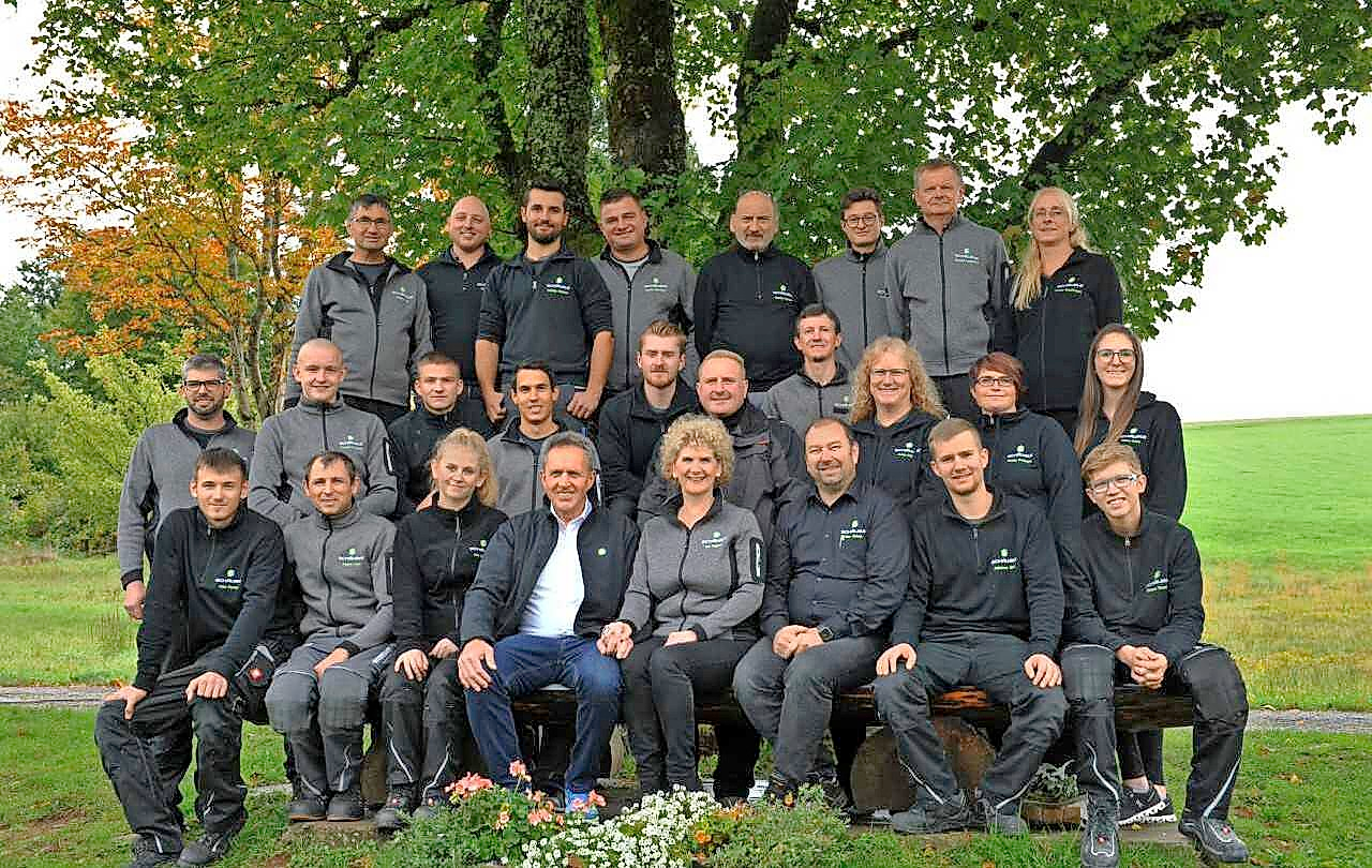 Manfred Schäuble und Ilse Degout (vorne, Mitte) sowie ihr bewährtes Team setzen im neuen Firmengebäude selbstverständlich auf neueste Technik unter Nutzung regenerativer Energien. Fotos: SCHÄUBLE 