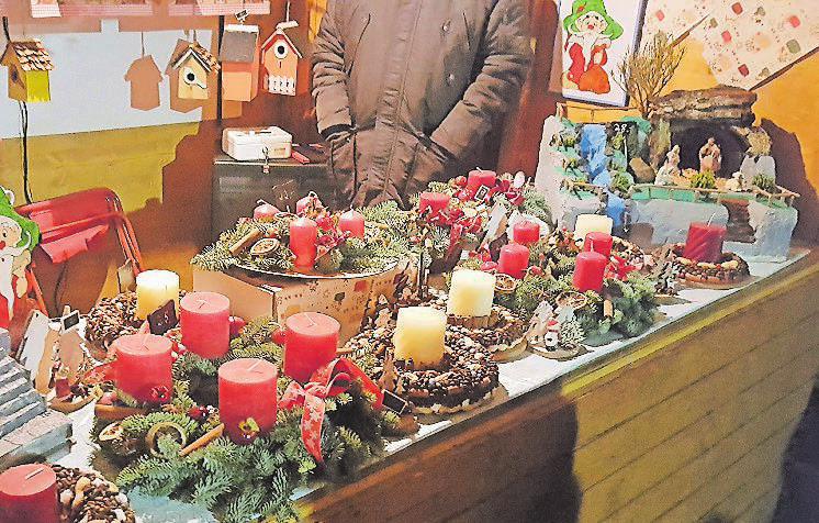 Auf dem Weihnachtsmarkt in Eilendorf findet sich so manche Geschenkidee. FOTO: THOMAS HANNAPPEL