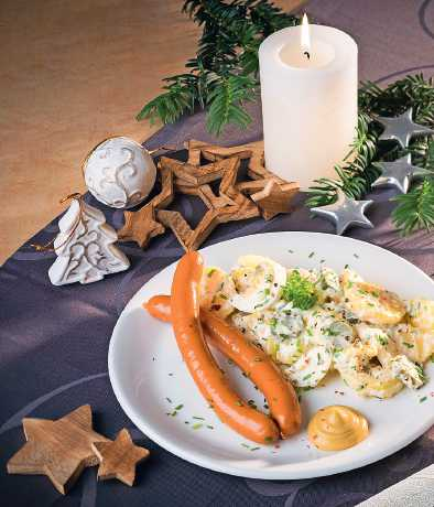 An Heiligabend kommt in vielen Haushalten stets das gleiche Gericht auf den Tisch - bei 34 Prozent der Menschen in Deutschland ist es der Kartoffelsalat FOTOS: DJD/BRAUEREI C. & A. VELTINS mit Würstchen.