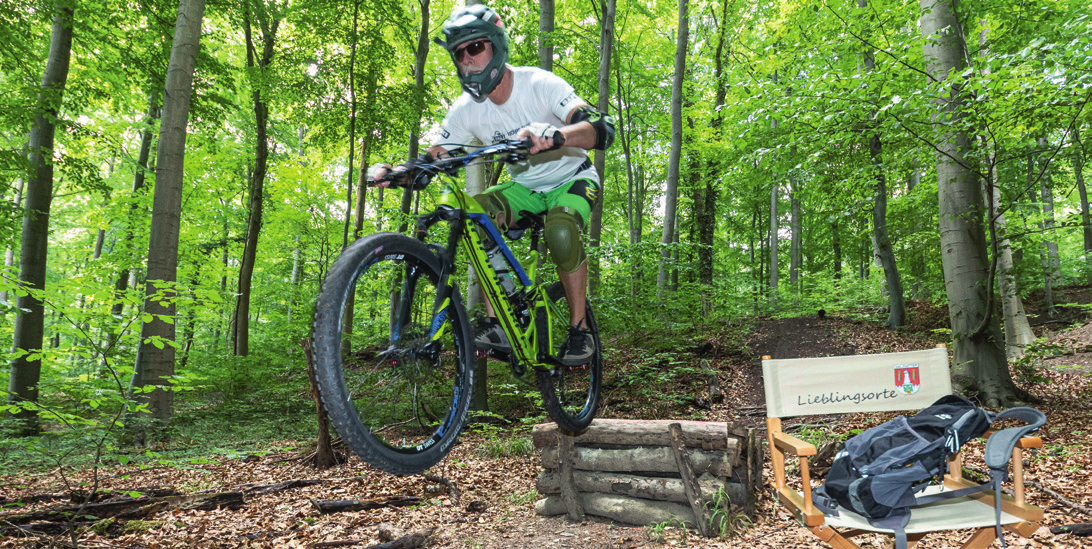 Mountainbiker Sascha Pitkamin braust mit dem Rad über Stock und Stein. © Rudolf Karliczek