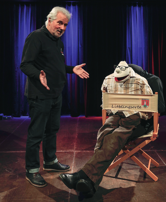 Kleinkunstbühnen-Chef Wolfgang Pozatto auf der Bühne in der Kniki. © Dr. Siegfried Krause