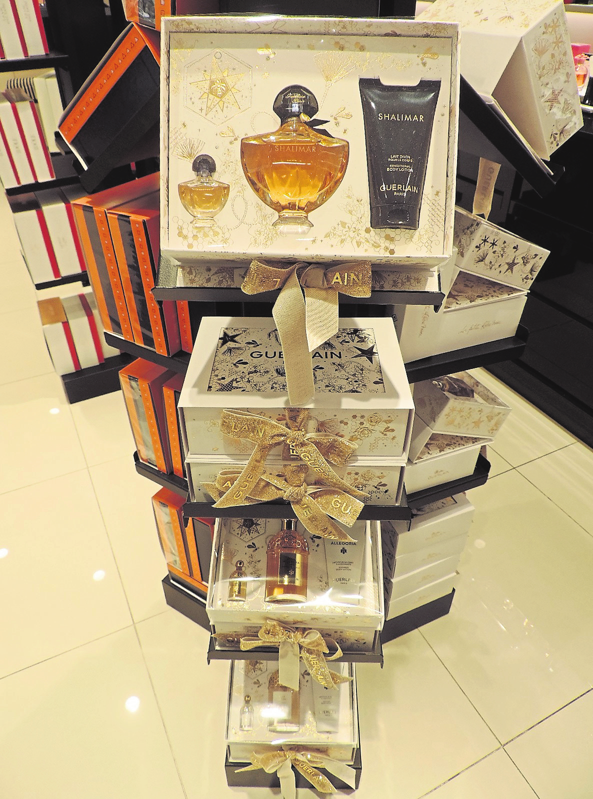 Plus qu'une simple fragrance parmi tant d'autres, Shalimar est littéralement devenu une icône dans l'histoire et le monde de la parfumerie.